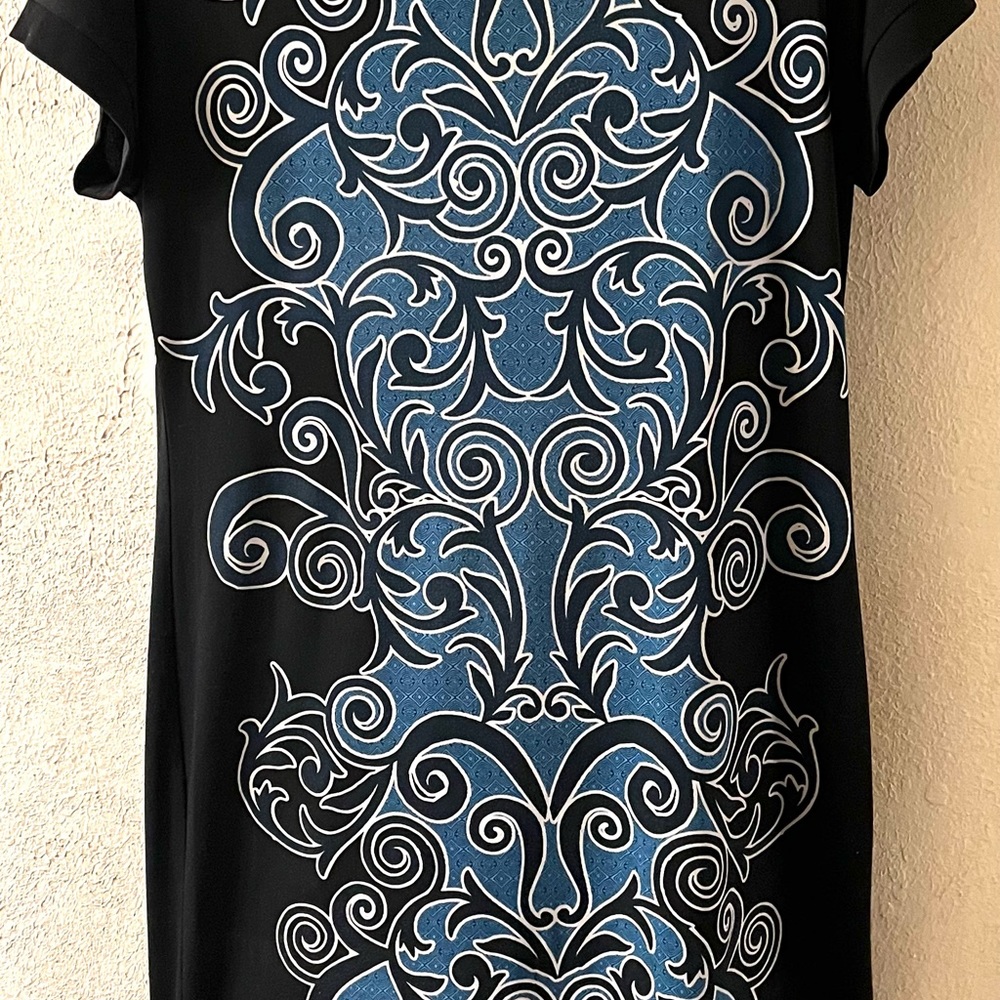 Dana Buchman Small sheath style dress. Machine washable. Flattering style.